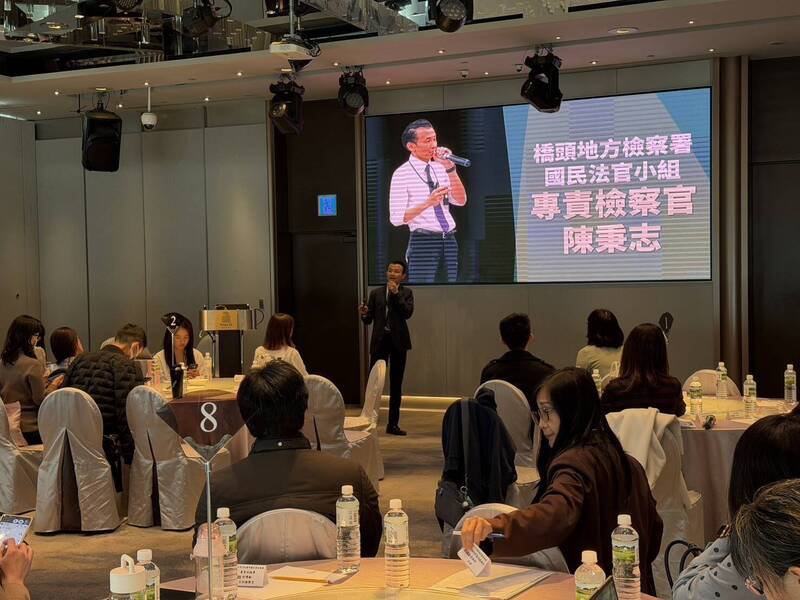 桥头地检署陈秉志检察官在论坛中做专题报告。（法务部提供）