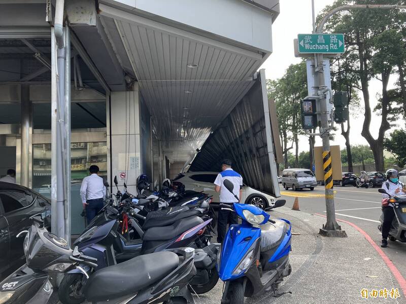 所幸未造成人员伤亡，事故原因待查。（记者蔡清华摄）