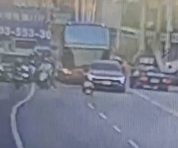 新竹县1名6岁男童昨天傍晚玩著滑步车「上路」，一度成为溪洲路上的「路队长」，后面大小车陪他一起龟速前进。（取自网路）