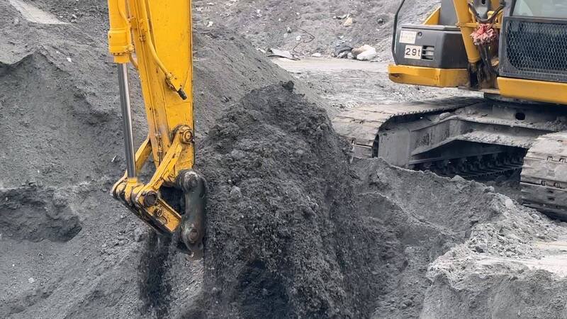 马太鞍堰塞湖失踪林姓夫妻档，他们的儿子不放弃，已经在灾区现场挖了快一个月。（民众提供）