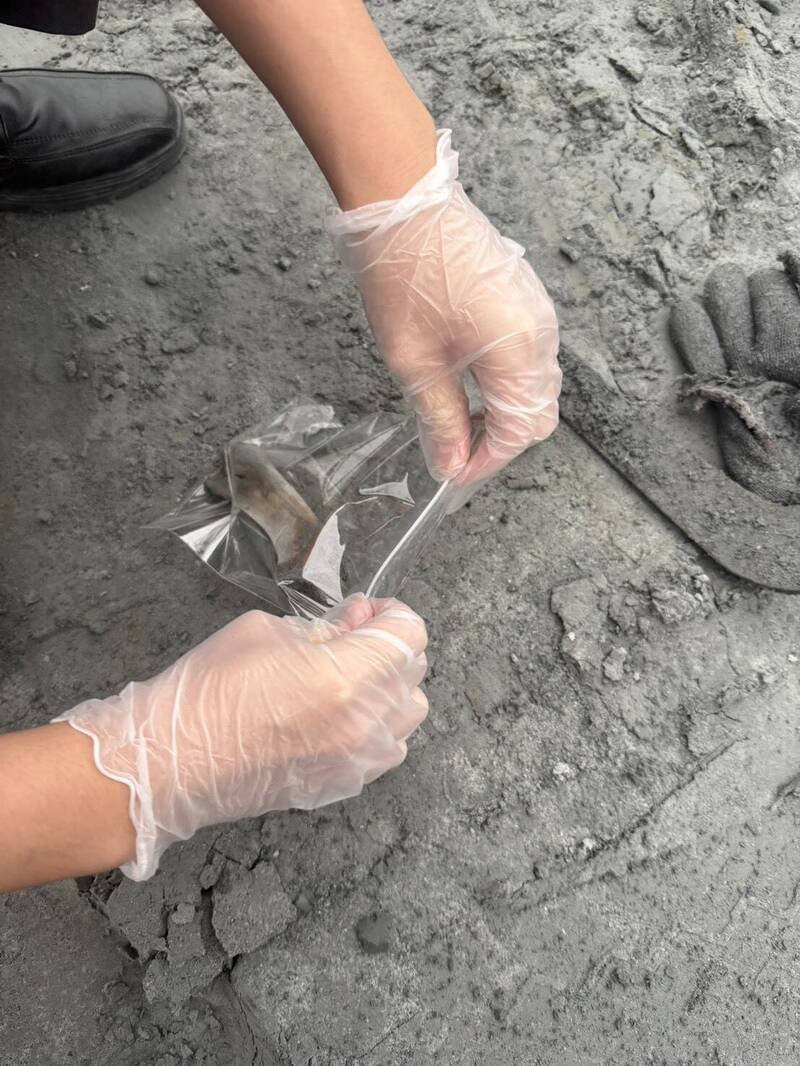 现场挖到疑似人骨，警方到场采验。（警方提供）