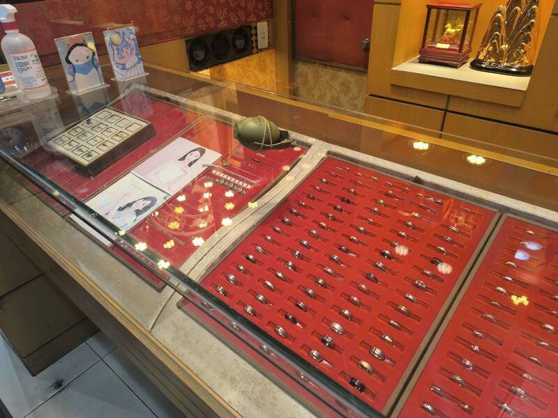 戴姓计程车运将10月持玩具手榴弹抢走银楼内2条金项链。基隆地院审结，依抢夺罪判他6月徒刑。（记者林嘉东翻摄）