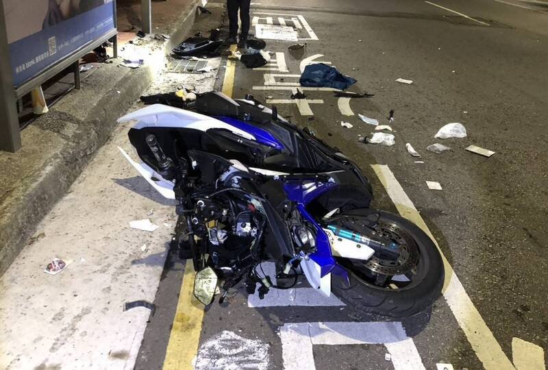 赵男机车车头粉碎，零件散落一地。（民众提供）