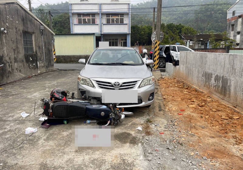 怀恨萧姓邻居报警检举深夜放鞭炮，51岁黄男19日先开车冲撞骑机车外出的萧男，再持刀刺死对方。（警方提供）