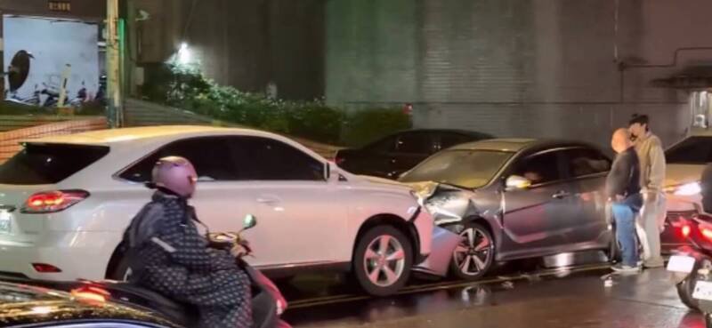 基隆市陈姓男子昨天傍晚驾车行经基隆市成功一路时，失控驶入对向车道，与唐姓男子驾驶的车发生对撞，2车车头严重毁损。（记者林嘉东翻摄）