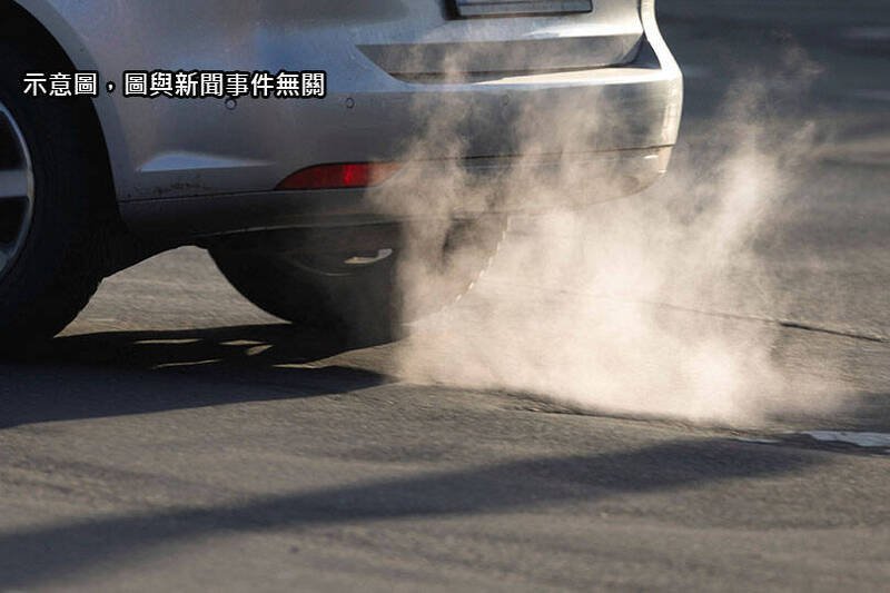 欧盟执委会16日公布新方案，允许贩售油电混合车、调降车辆减排目标等，形同撤销原订2035年起禁售燃油新车政策。示意图。（路透）