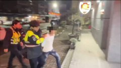 兄弟档挂假车牌被拦停 淡水警开车门闻「K味」、搜出武士刀