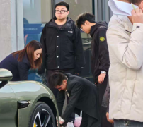 小米SU7刚交车就撞死业务员 中国网友叹:真的出好多事故