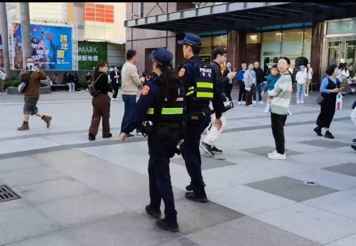 警力进驻台中新光三越周边巡逻、警戒。(民众提供) 警力进驻台中新光三越周边巡逻、警戒。(民众提供)