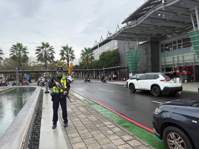 警方在屏东火车站增派警力，提升见警率。（屏东警分局提供）