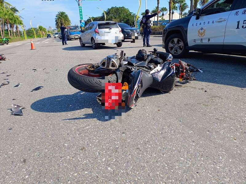 花莲193县道、南滨路与和平路口今天上午9点46分发生一起死亡车祸，29岁徐姓男子骑乘大型重型机车与左转汽车擦撞造成头部重创送医不治。（民众提供）