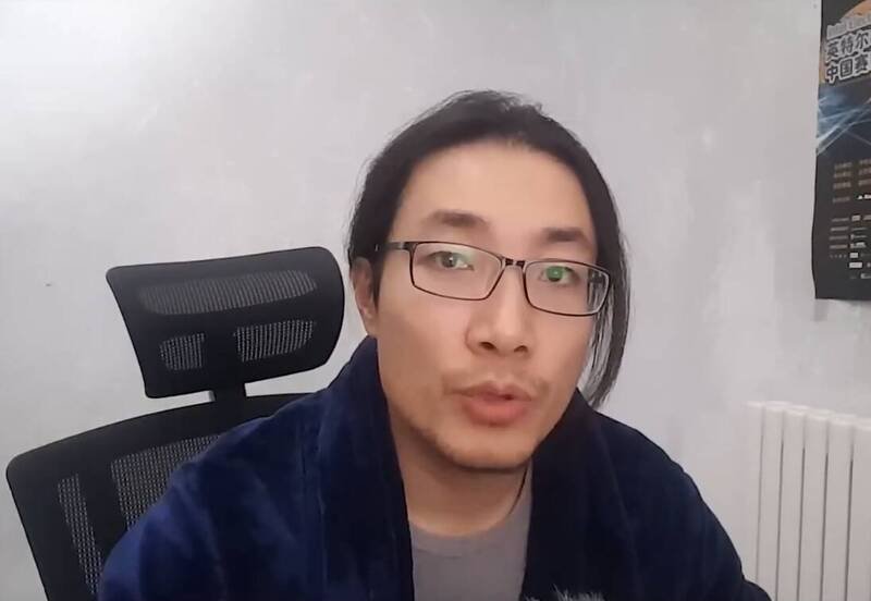 中国异议公民记者关恒被美国移民暨海关执法局（ICE）扣押，险些被送往亲中国家乌干达。（撷取自X平台影片）