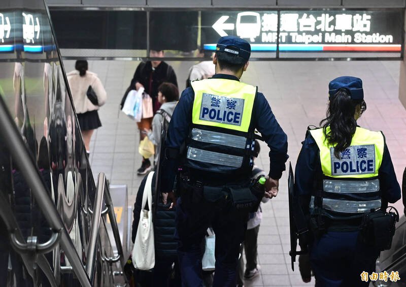 捷运台北车站M7出口民众献花合掌悼念，警方加强巡逻。（记者王艺菘摄）