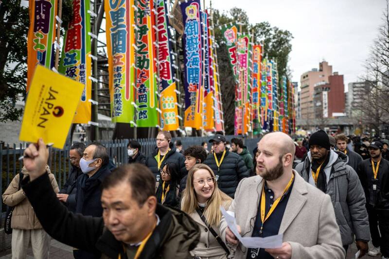 日本近年涌入许多外国游客，加上外籍定居者众多，导致部分日本民众反感。（法新社）