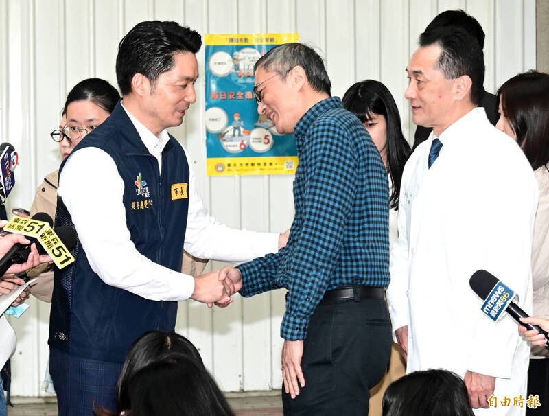 台北市长蒋万安（左）前往台大医院向1219事件现场即刻救援的颜瑞升医师（中）父女转达伤者的感谢之意。（记者王艺菘摄）