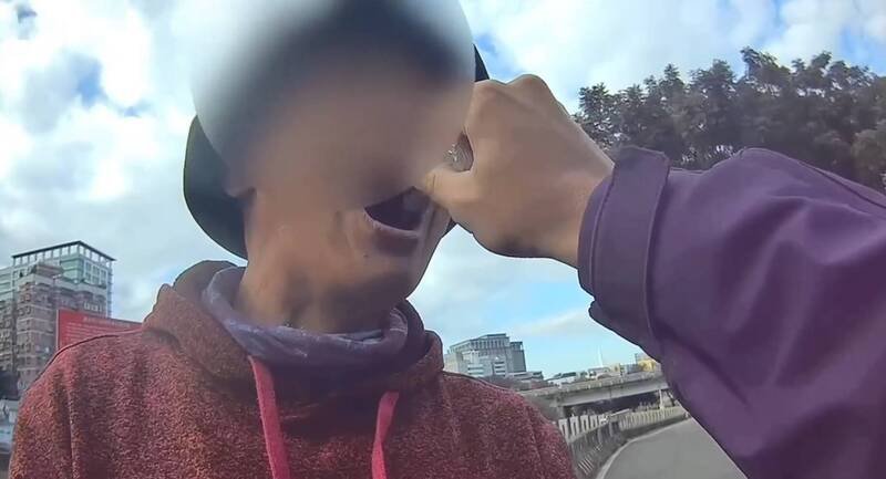 黄男在台北市文山区景美桥下清洁作业后，驾驶休旅违规行驶自行车道遭拦查，随后搜出毒品安非他命，且唾液毒品快筛后呈阳性反应。（记者陆运锋翻摄）