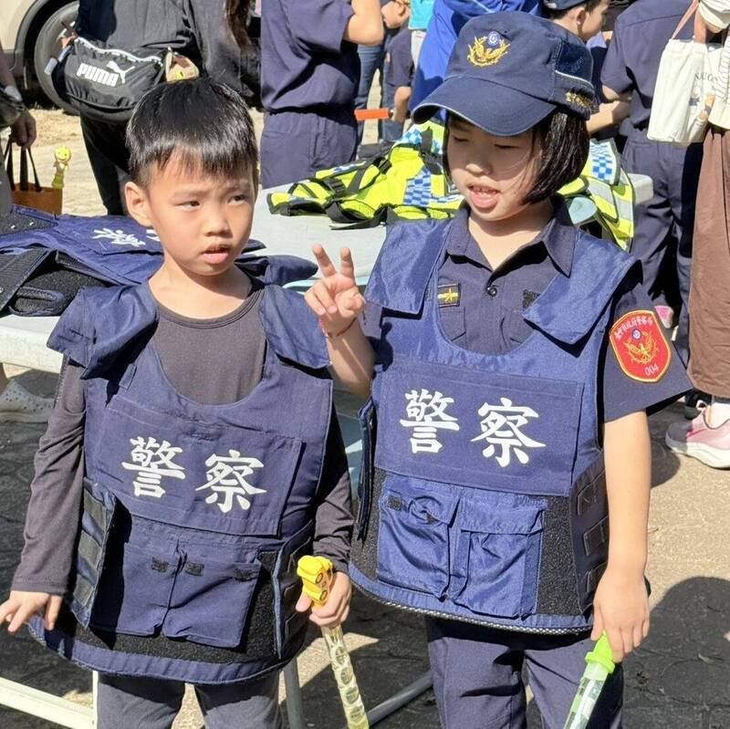 台中市议员李天生今天结合雾峰分局举办「小小警察体验营」，小朋友开心穿上帅气的警察制服，体验当一日警察。（李天生议员提供）