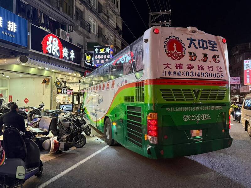 游览车冲入对向车道旁的店家。（警方提供）