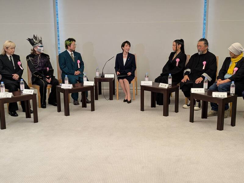 昨（22）日上午，高市早苗邀请多位J-POP、ACG业界著名人士前往首相官邸互相交流，梦幻的会谈画面曝光后，意外在全球引发轰动。（图撷取自@takaichi_sanae 社群平台「X」）