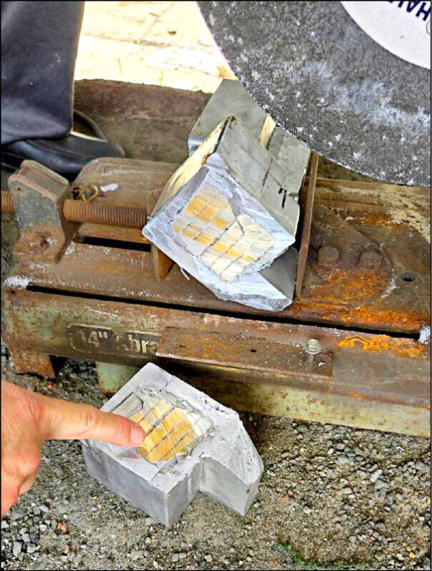 每个「铅包金」门挡切开后，可见内含六条黄金。（警方提供）