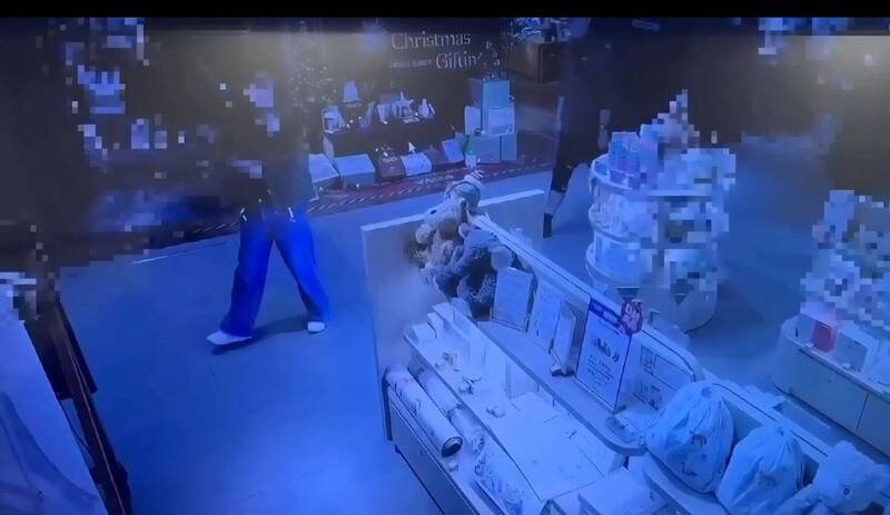 张文到诚品南西店场勘。（记者王冠仁翻摄）