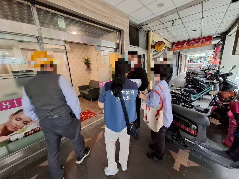 新北市芦洲一间养生馆违法经营，公安小组三度开罚未改善，今天强制断水断电，展现公权力。（记者吴仁捷翻摄）