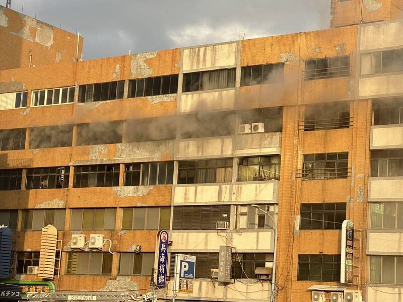 苗栗火车站前中山路的老旧商业大楼，今（24）日下午4点多发生火警，浓烟不断从5楼层冒出。（图由民众提供）