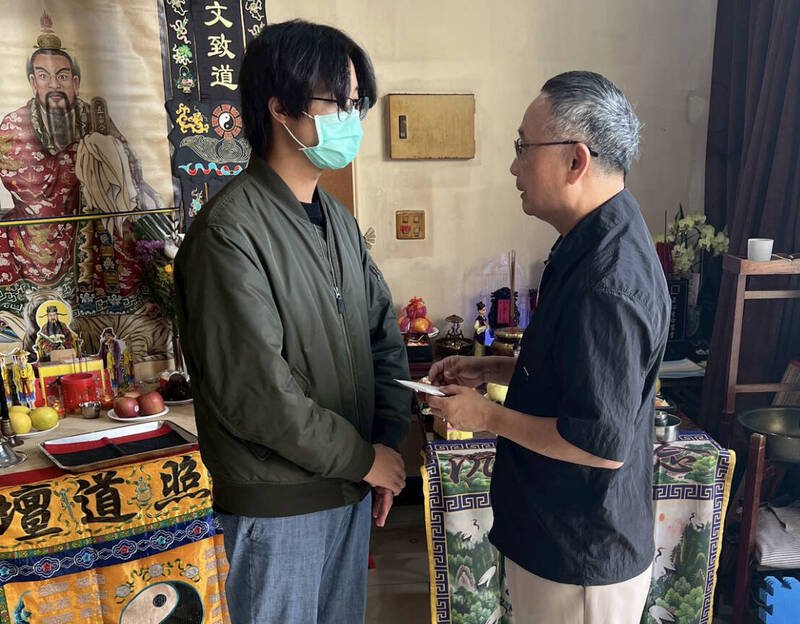 高雄巡佐因公死亡，台湾警政协会理事长、前警政署长陈家钦（右）慰问家属盼提升勤务安全。（民众提供）