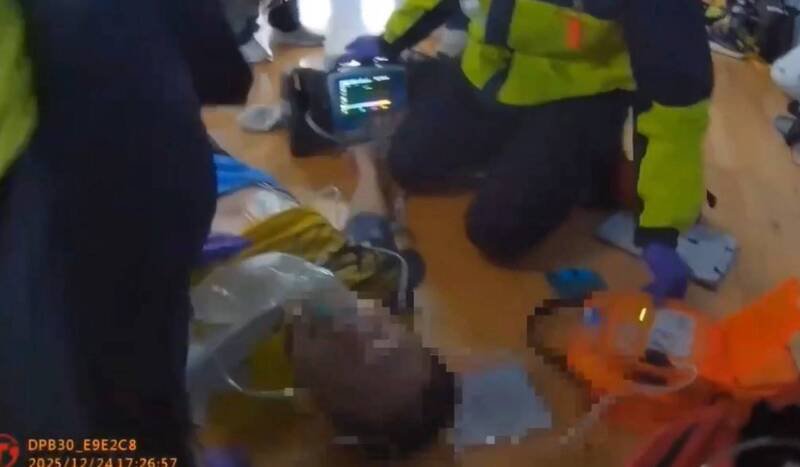 许男经救护人员及民众联手救护后，在救护车抵达现场前，顺利恢复生命征象。（宜兰县消防局提供）