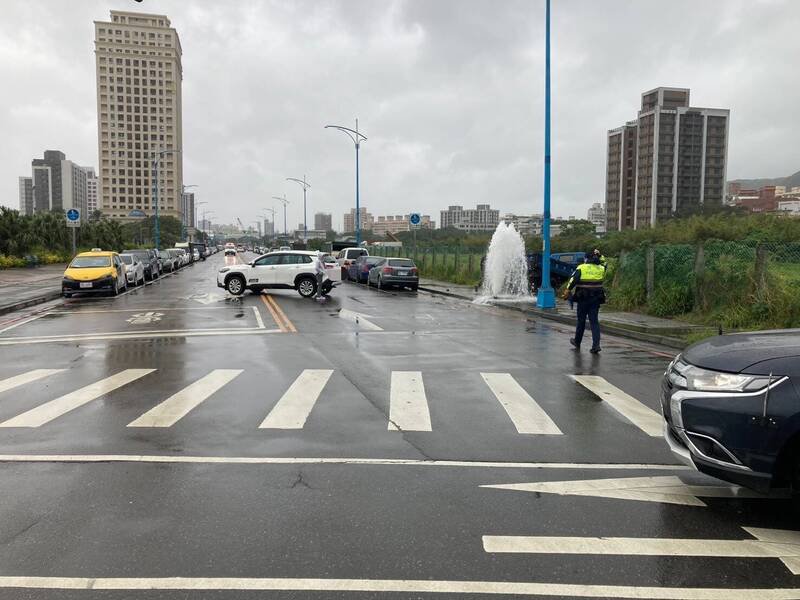 白色的多元计程车违规酿车祸。（记者徐圣伦翻摄）