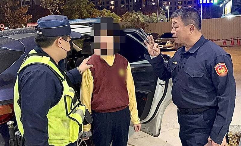 三和派出所长杨儒陆（右）认出陈男（中）3度迷路走到乌日。（读者提供）