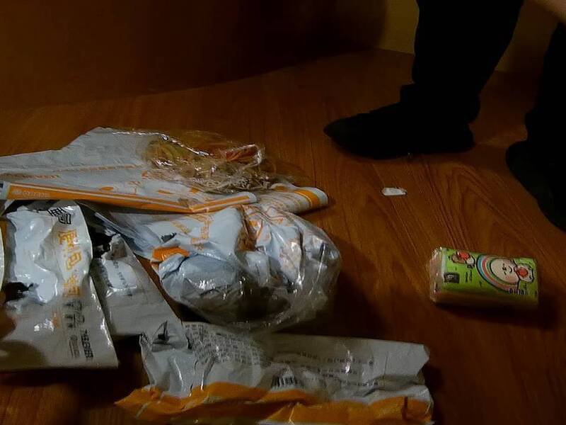 警方在旅馆查获港籍男子涉嫌为诈骗集团担任车手。（记者郑淑婷翻摄）