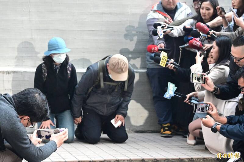 张文父母在台北市殡仪馆下跪替儿子向社会道歉。（资料照）