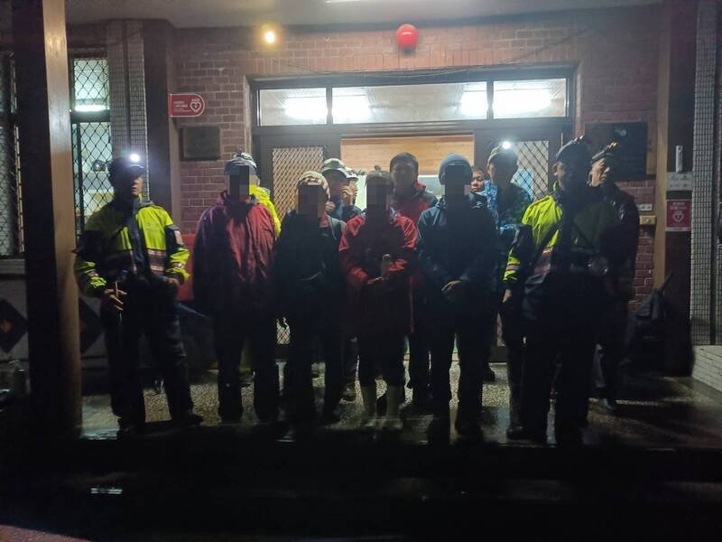 郭男（前排右3）在救难人员引导下，今天凌晨4点半顺利下山。（警方提供）