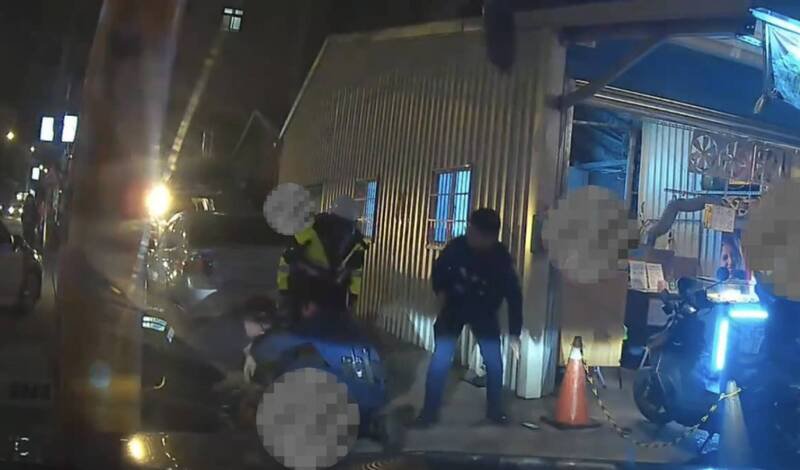 林姓男子酒醉闯店家喊「我要杀人」，持菜刀挥舞毁损汽机车秒被逮。（警方提供）