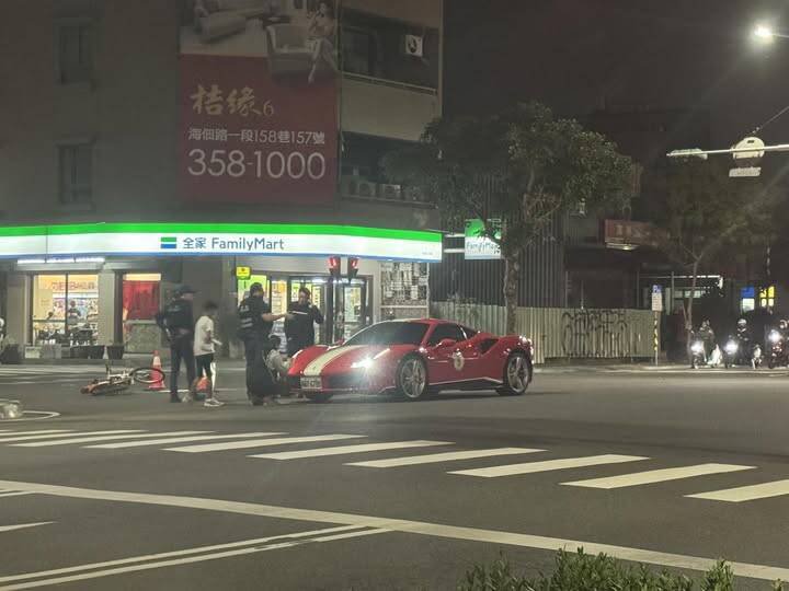 YouBike撞上法拉利。（取自「台南大小事」）