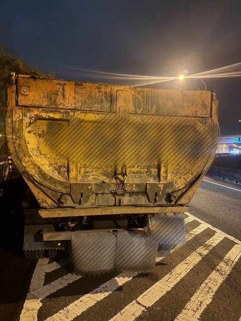 砂石车直接临停头份交流道上，警前往稽查发现满车营建废弃物。（民众提供）