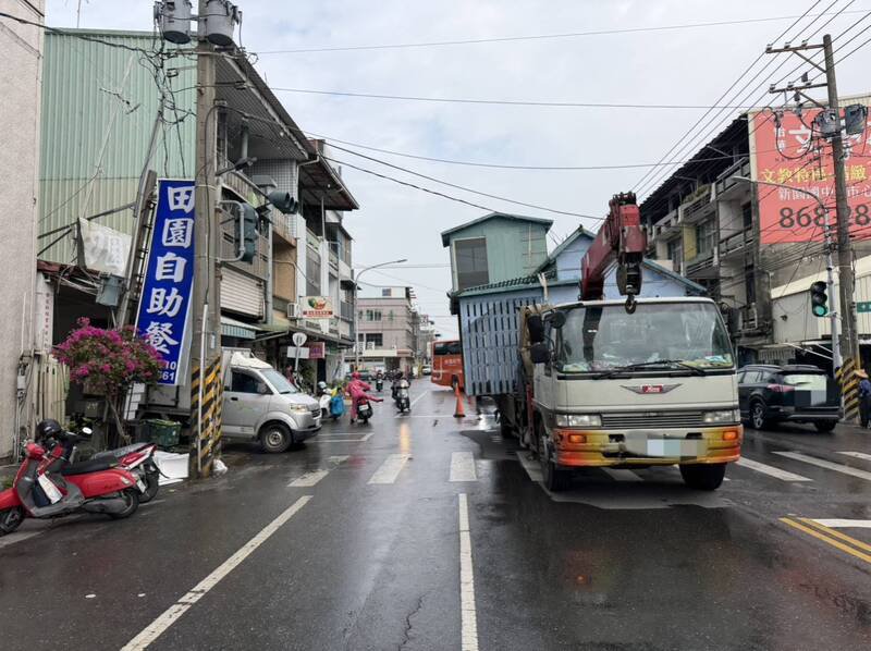 郭男载运鸽舍的货车卡到电线。（警方提供）