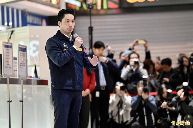 为强化防灾韧性，台北捷运市政府站及市府转运站26日进行危安演练，模拟歹徒丢掷汽油弹、无差别攻击的应变处置，并发送避难疏散告警细胞简讯，台北市长蒋万安到场观看演练。（记者罗沛德摄）