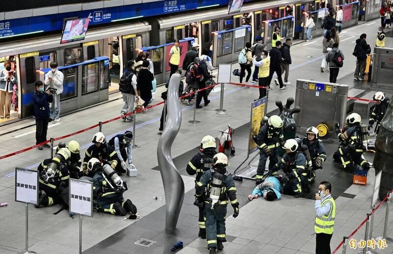 为强化防灾韧性，台北捷运市政府站及市府转运站26日进行危安演练，模拟歹徒丢掷汽油弹、无差别攻击的应变处置，并发送避难疏散告警细胞简讯。（记者罗沛德摄）