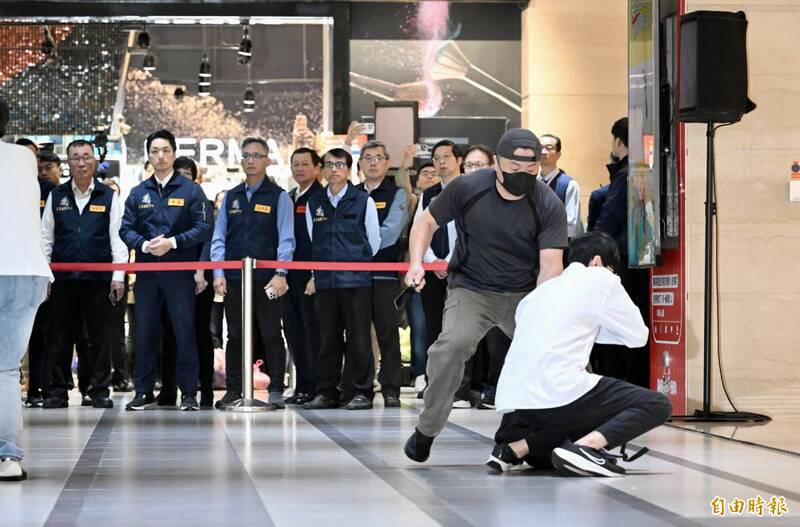 为强化防灾韧性，台北捷运市政府站及市府转运站26日进行危安演练，模拟歹徒丢掷汽油弹、无差别攻击的应变处置，并发送避难疏散告警细胞简讯，台北市长蒋万安到场观看演练。（记者罗沛德摄）