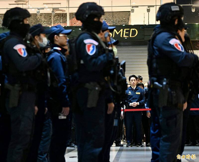 为强化防灾韧性，台北捷运市政府站及市府转运站26日进行危安演练，模拟歹徒丢掷汽油弹、无差别攻击的应变处置，并发送避难疏散告警细胞简讯，台北市长蒋万安到场观看演练。（记者罗沛德摄）