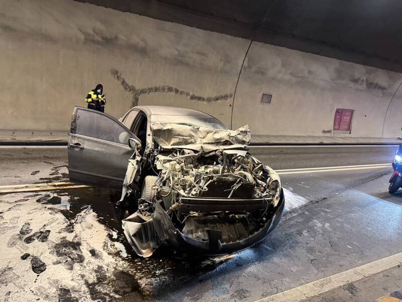 轿车车头起火全毁。（记者徐圣伦翻摄）