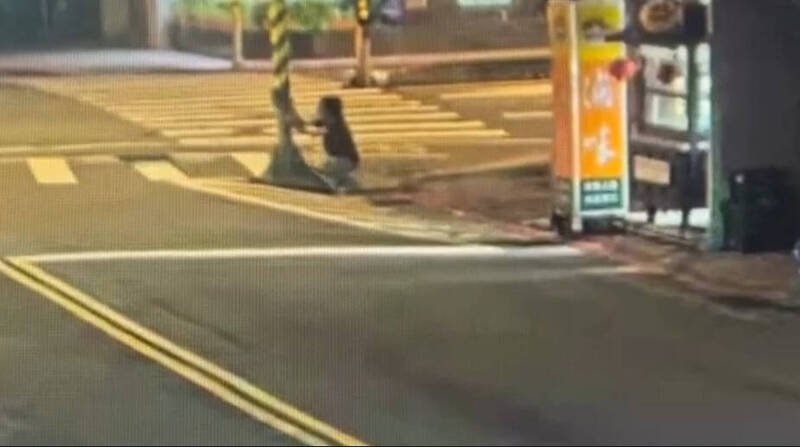 林姓男子近日数次利用深夜与清晨时段，在台北市文山区街头非法涂鸦。（记者郑景议翻摄）