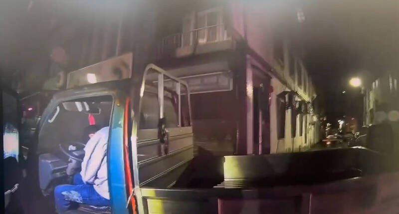 刘男偷车后在车内昏睡。（记者吴升儒翻摄）