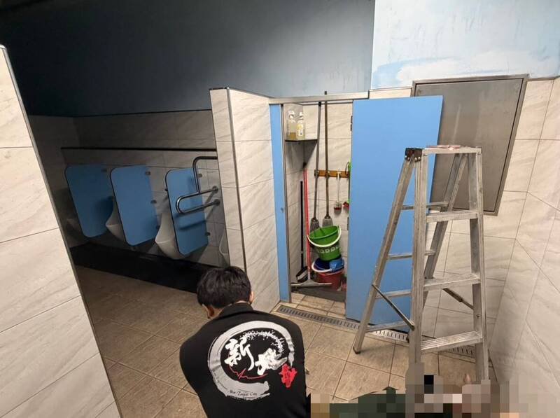 新北市五股德音国小惊传林姓工友勘灾关闭水阀，从铝梯上坠落撞击后脑勺，校方及警方发现时失去呼吸心跳，到院不治。（记者吴仁捷翻摄）
