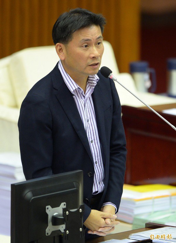 国民党议员戴锡钦遭《壹周刊》爆料日前脚伤住院，民进党议员许淑华多次探病并且在深夜独处，上周五晚上2人还不约而同把车停放在寒舍艾美酒店停车场，直到隔天早上都没有开离；对此，戴锡钦早上召开记者会澄清。（资料照，记者林正堃摄）