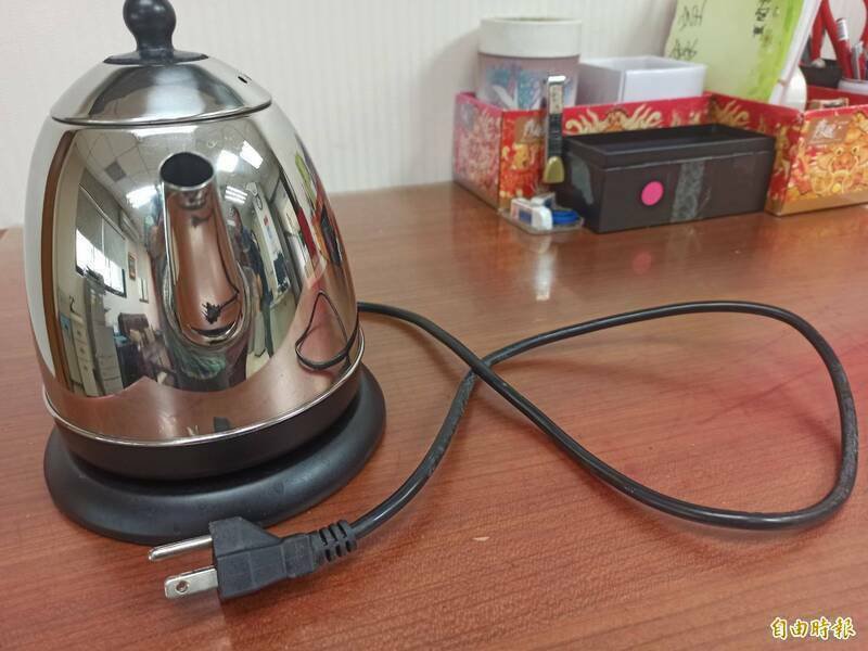 尤男辩称，是热水瓶意外倾倒导致烫伤，并指前妻可能自行泼水自伤，二审参酌现场水渍、伤势分布、医疗纪录及证人证词，认定被害人在无防备状态下遭人泼洒大量热水，且案发时屋内仅尤男一人，排除意外或自伤可能。（示意图，资料照）