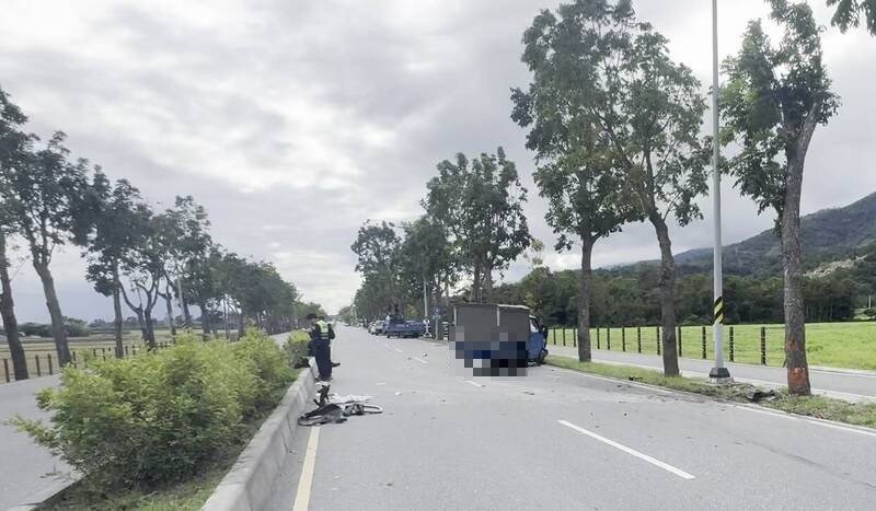 台9线273公里花莲玉里路段昨天（29日）发生一起死亡车祸，有「苦茶油牧师」之称的63岁温光亮牧师开小货车遭追撞后撞路树死亡。（民众提供）