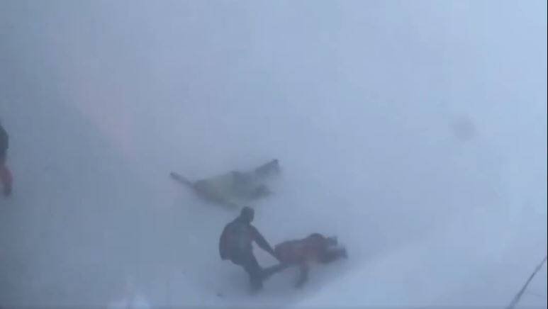 网路流传一段北海道知名滑雪胜地二世古游客们受到暴风雪侵袭，只能趴在地上或是艰难移动的影片。（图撷取自 X） 